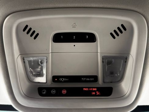 Used 2021 Chevrolet Traverse LT image 33