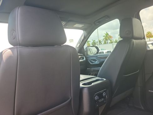 Used 2023 Chevrolet Suburban LT w/ Luxury Package RWD image 17