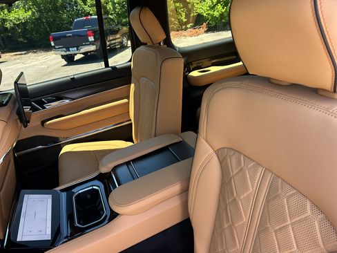 New 2026 Jeep Grand Wagoneer Summit AWD/4WD image 18