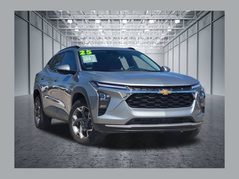 Used 2025 Chevrolet Trax LT w/ Driver Confidence Package FWD image 1