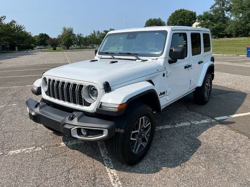 Used 2025 Jeep Wrangler Unlimited Sahara AWD/4WD image 5