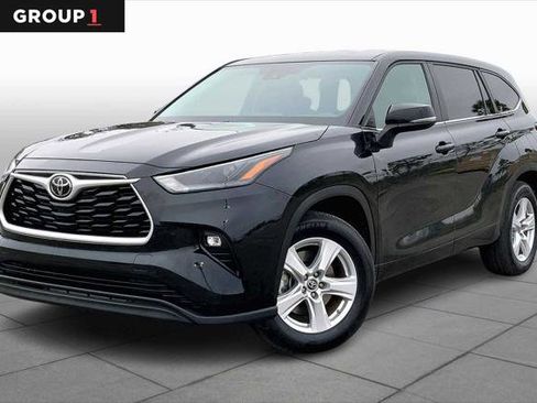 Certified 2024 Toyota Highlander LE image 1