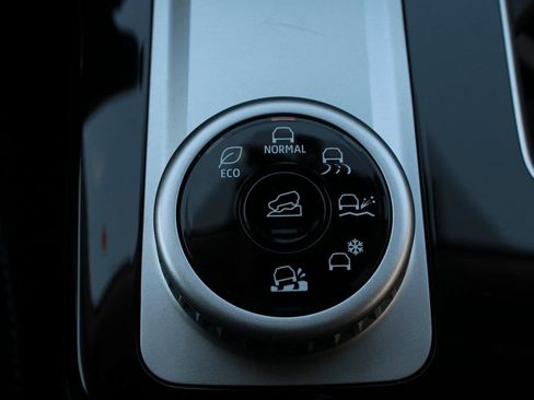 New 2025 Mitsubishi Outlander SE image 22