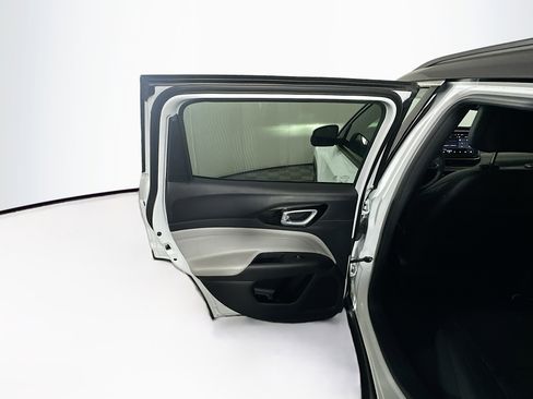 Used 2025 Jeep Compass Limited image 25