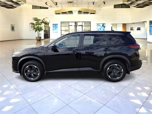 Used 2025 Nissan Rogue SV image 4
