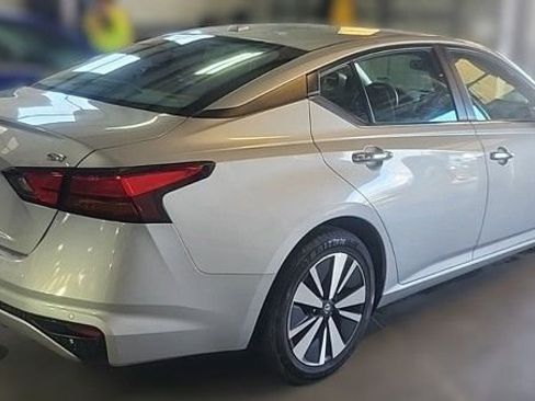 Used 2022 Nissan Altima 2.5 SV image 2