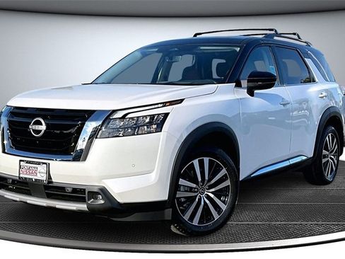 New 2025 Nissan Pathfinder Platinum image 2