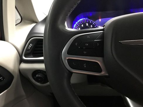 Used 2023 Chrysler Pacifica Touring-L image 36