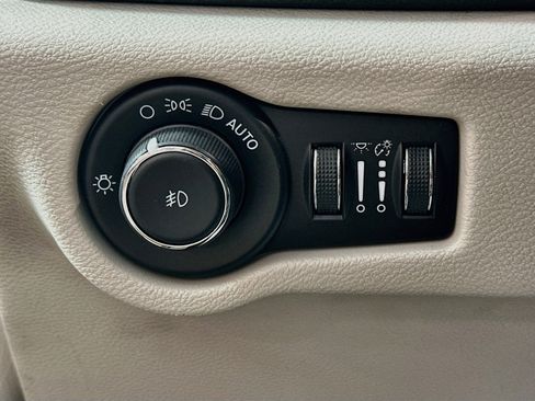 Used 2023 Chrysler Pacifica Limited FWD image 10