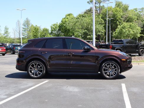 Used 2022 Porsche Cayenne AWD/4WD image 23