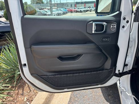 Used 2025 Jeep Wrangler Unlimited Sahara AWD/4WD image 18
