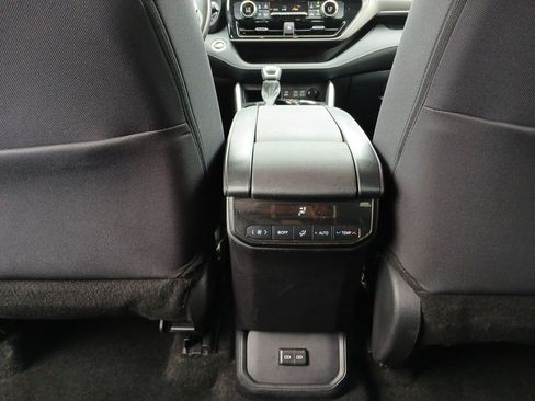 Used 2024 Toyota Highlander LE FWD image 22