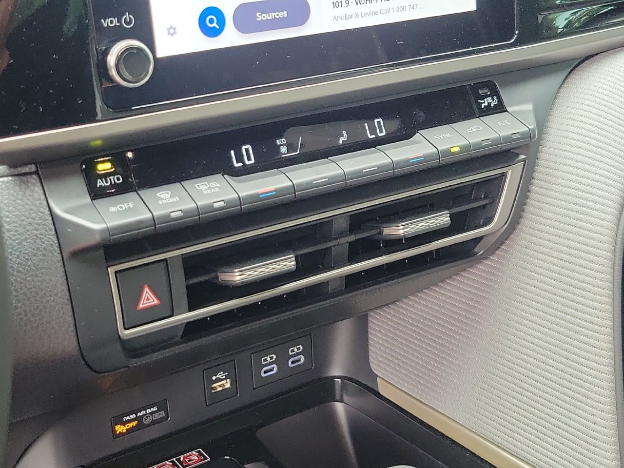 Used 2025 Toyota Camry SE FWD image 27