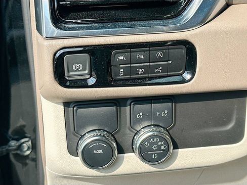 Used 2025 GMC Yukon XL Denali w/ Sun & Power Step Package RWD image 10
