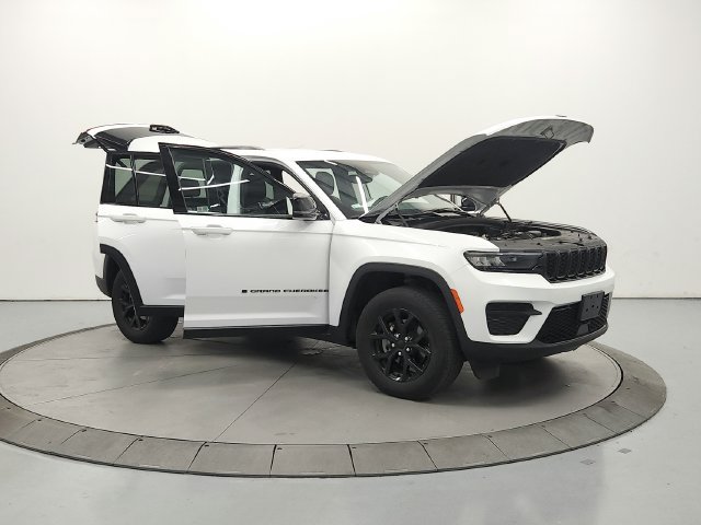 Used 2024 Jeep Grand Cherokee Altitude AWD/4WD image 10