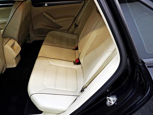 Used 2018 Volkswagen Passat 2.0T R-Line w/ R-Line Lighting Package image 10