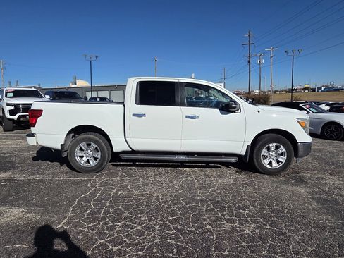 Used 2019 Nissan Titan SV w/ SV Convenience Package image 8