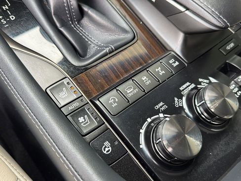 Used 2019 Lexus LX 570 4WD image 25