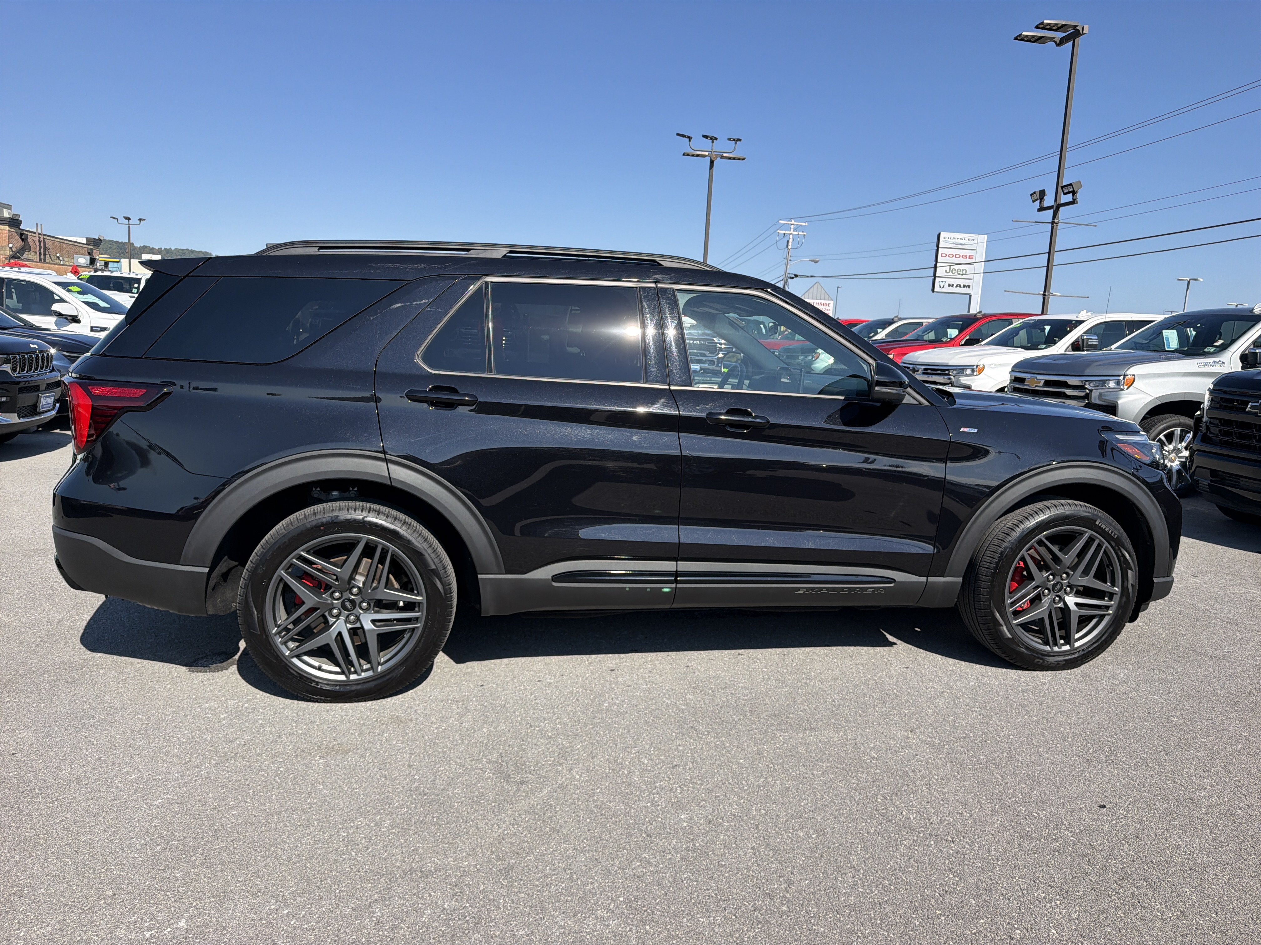 Used 2025 Ford Explorer ST-Line w/ ST-Line Street Pack AWD/4WD image 5
