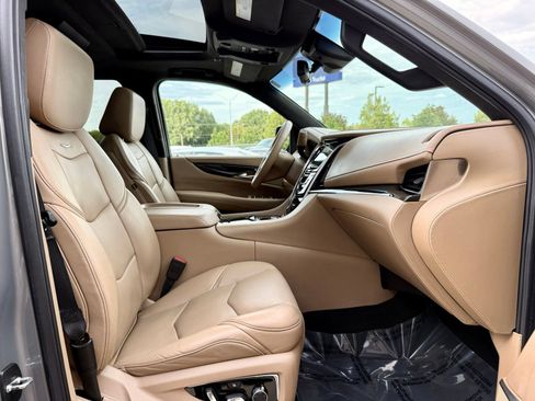 Used 2018 Cadillac Escalade ESV Platinum AWD/4WD image 28