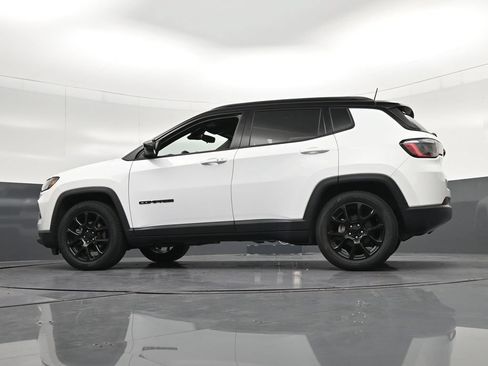 Used 2022 Jeep Compass Latitude FWD image 34