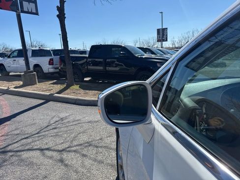 Used 2018 Chrysler Pacifica Limited image 11