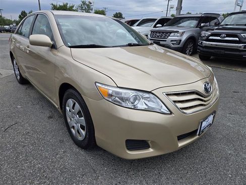 Used 2010 Toyota Camry LE image 4