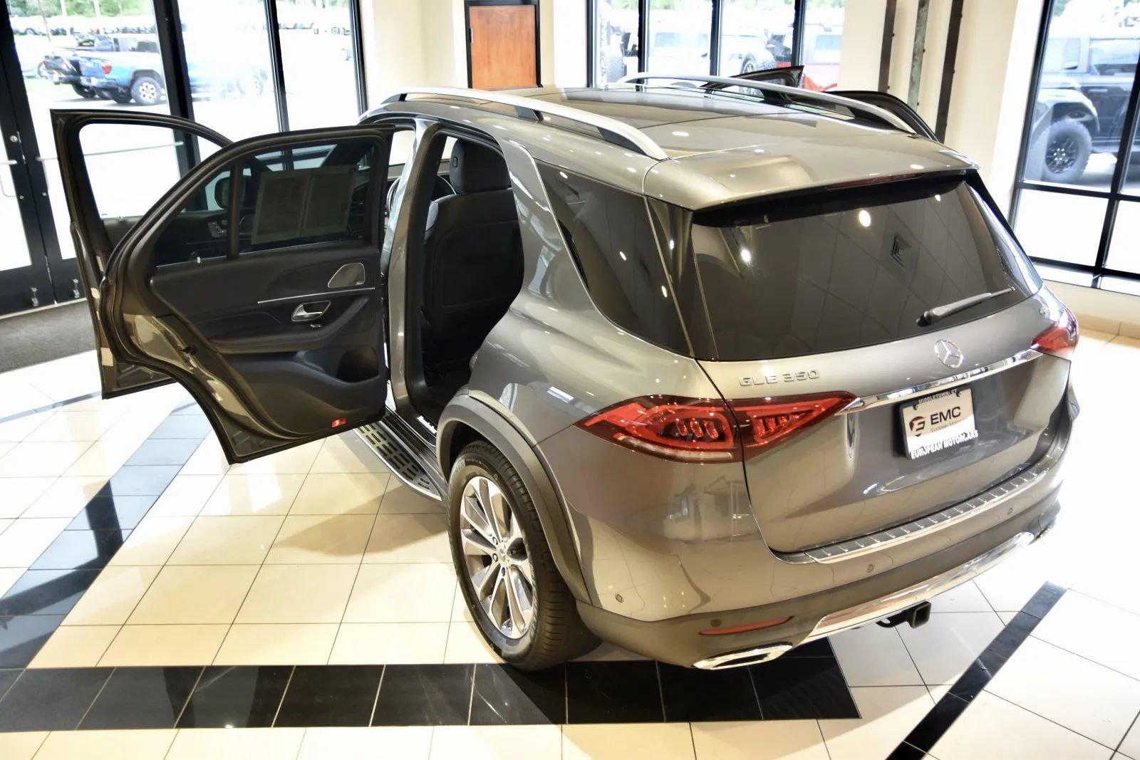 Used 2023 Mercedes-Benz GLE 350 4MATIC w/ Premium Package image 8
