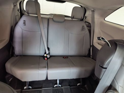 Used 2024 Toyota Sienna XLE FWD image 32