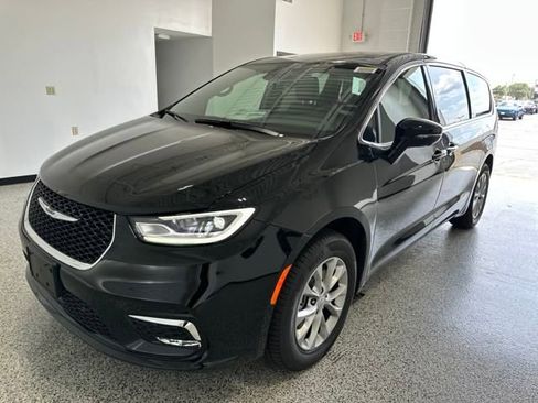 New 2025 Chrysler Pacifica Select image 30