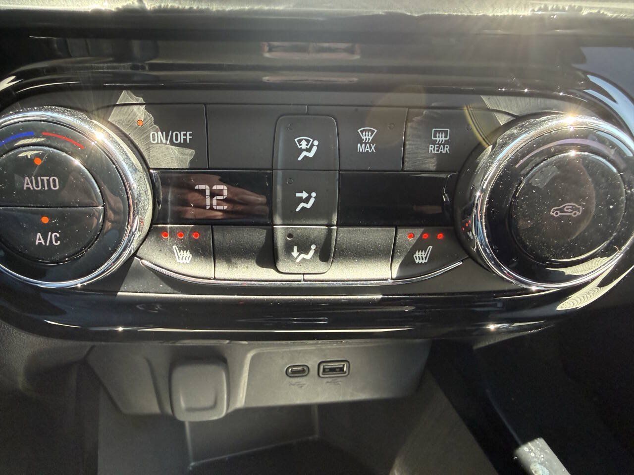 Used 2025 Chevrolet Trax LT w/ LT Convenience Package FWD image 18