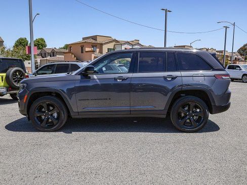 Used 2023 Jeep Grand Cherokee Limited w/ Black Appearance Package AWD/4WD image 7
