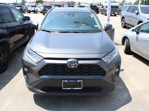 Used 2021 Toyota RAV4 XLE w/ Convenience Package AWD/4WD image 3