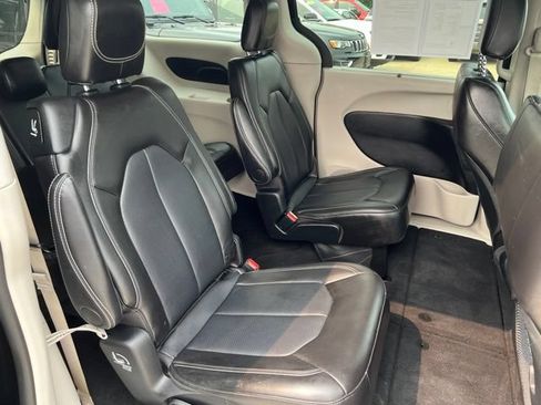 Certified 2024 Chrysler Pacifica Touring-L FWD image 14