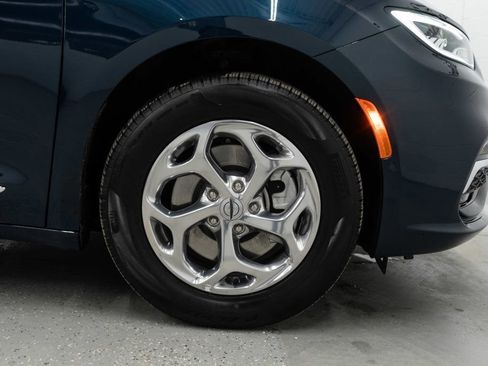 Used 2022 Chrysler Pacifica Limited w/ Uconnect Theater Family Group image 41