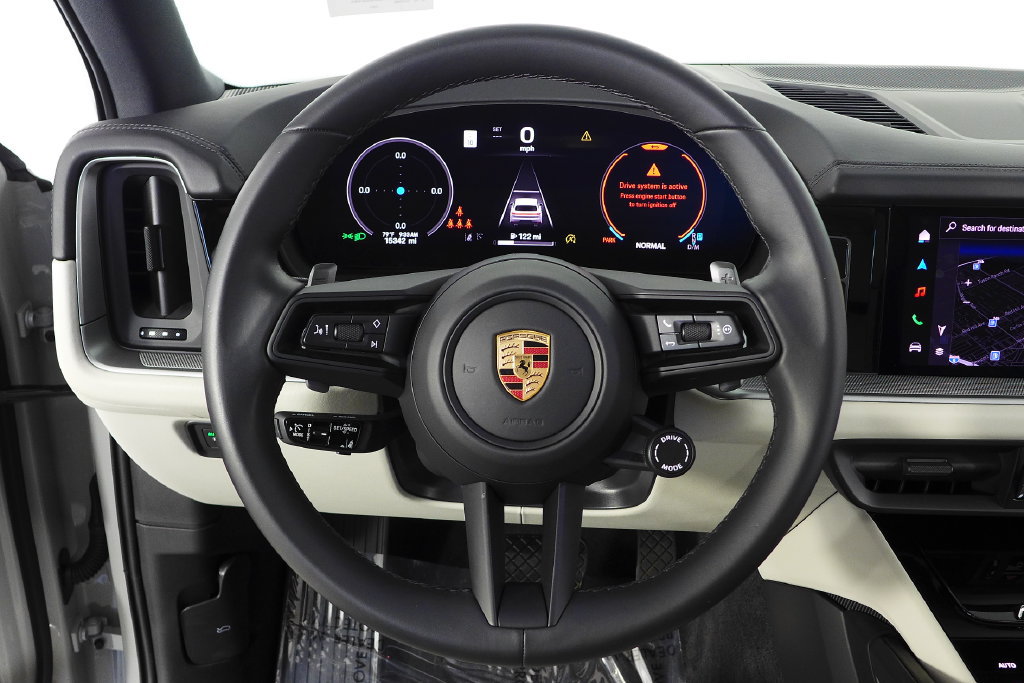 Used 2025 Porsche Cayenne AWD/4WD image 27