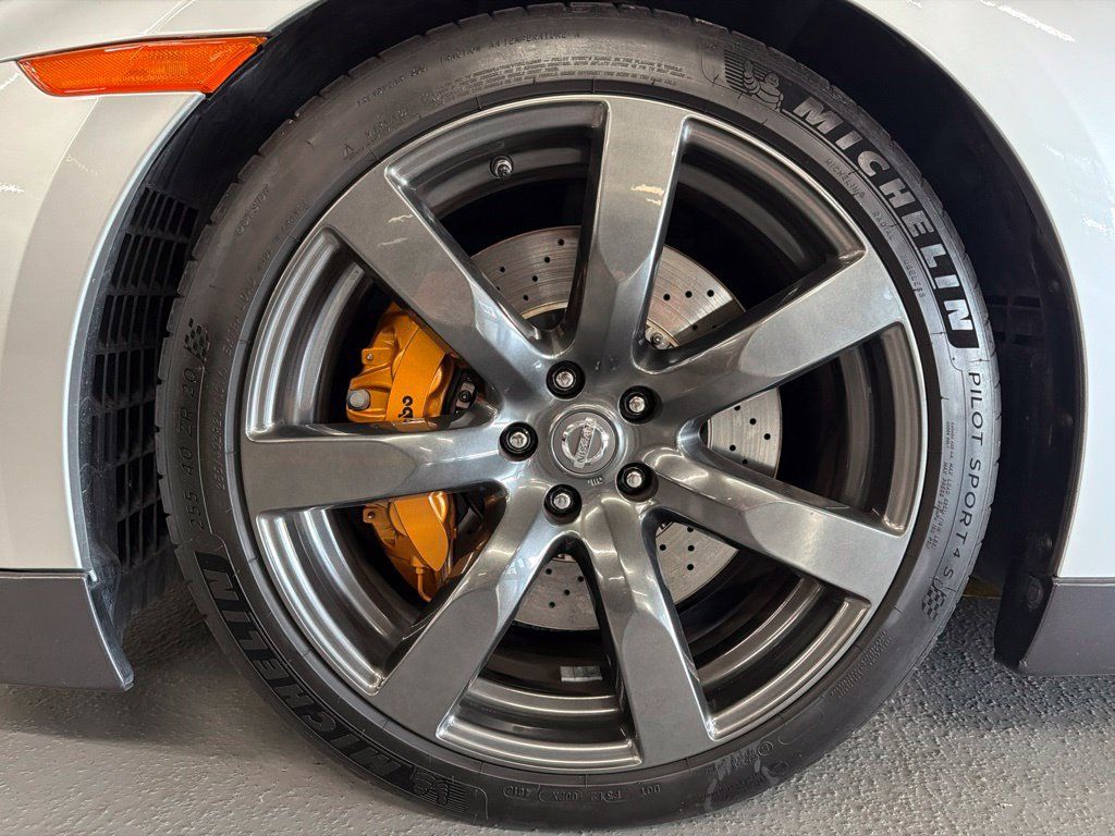 Used 2009 Nissan GT-R Premium AWD/4WD image 4