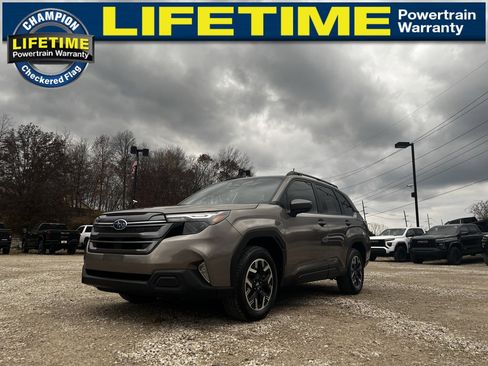 Used 2025 Subaru Forester Premium image 2