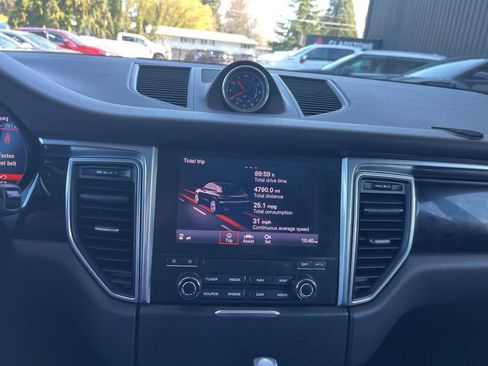 Used 2017 Porsche Macan image 12