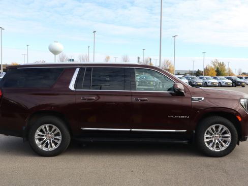 Used 2022 GMC Yukon XL SLT w/ SLT Luxury Package image 8