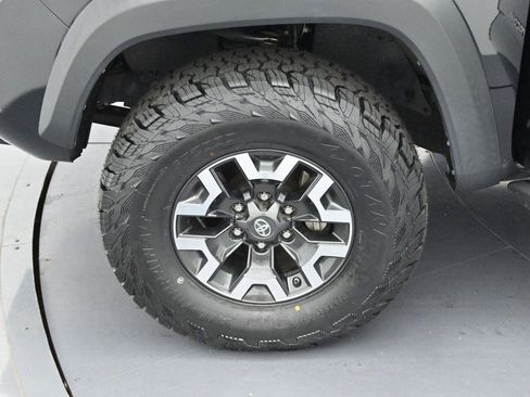 Used 2020 Toyota Tacoma TRD Off-Road AWD/4WD image 32