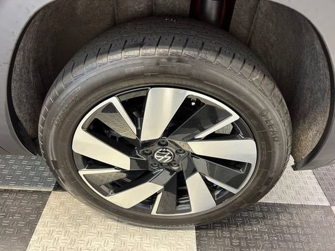 Used 2024 Volkswagen Atlas Cross Sport SE FWD image 16
