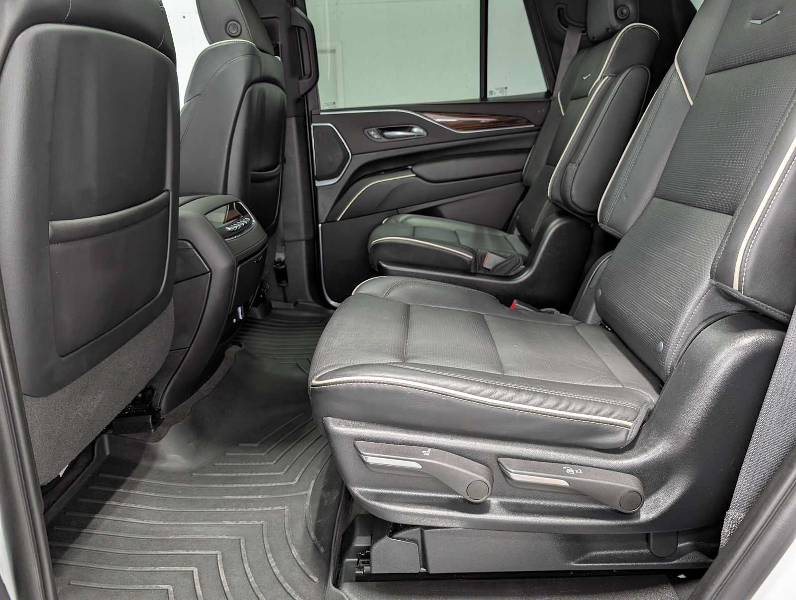 Used 2023 Cadillac Escalade Premium Luxury AWD/4WD image 24