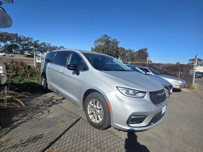 Used 2024 Chrysler Pacifica Touring-L