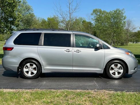 Used 2017 Toyota Sienna LE FWD image 4