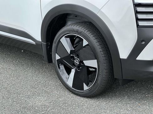 New 2025 Nissan Kicks SR image 7