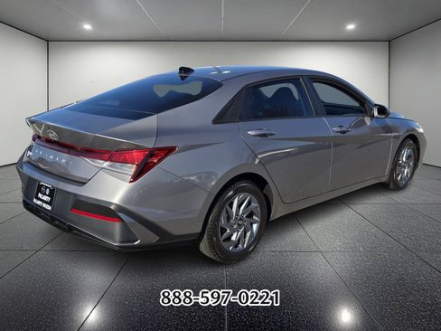 Used 2024 Hyundai Elantra SEL image 3