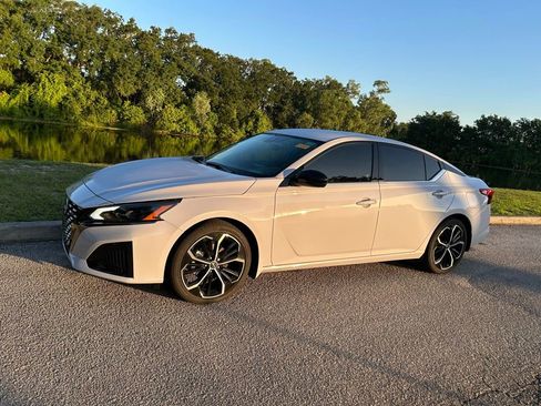 Used 2025 Nissan Altima 2.5 SR FWD image 2