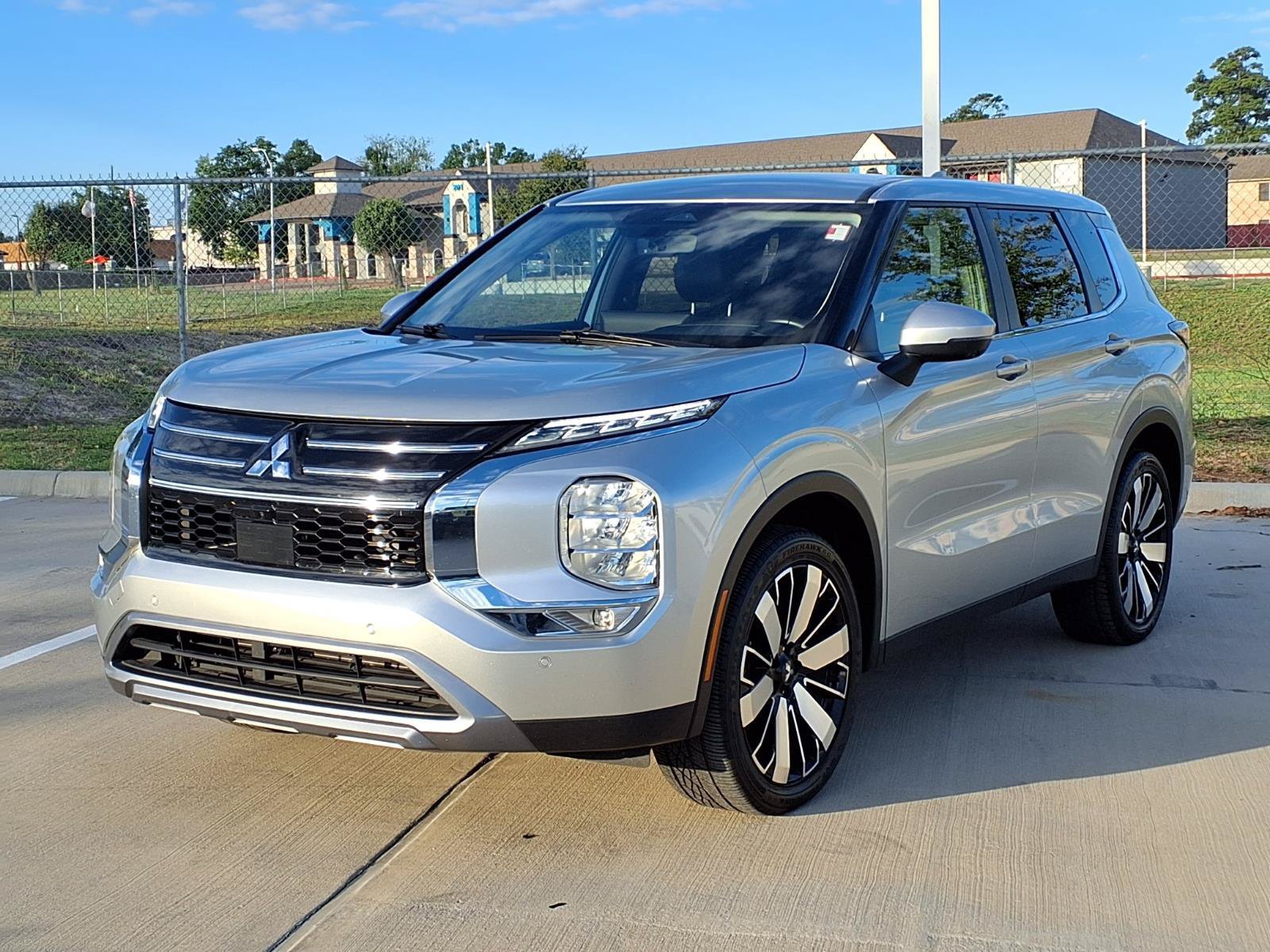 Used 2025 Mitsubishi Outlander SE FWD image 3