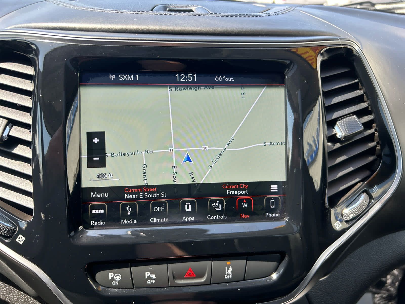 Used 2019 Jeep Cherokee Overland w/ Technology Group AWD/4WD image 2